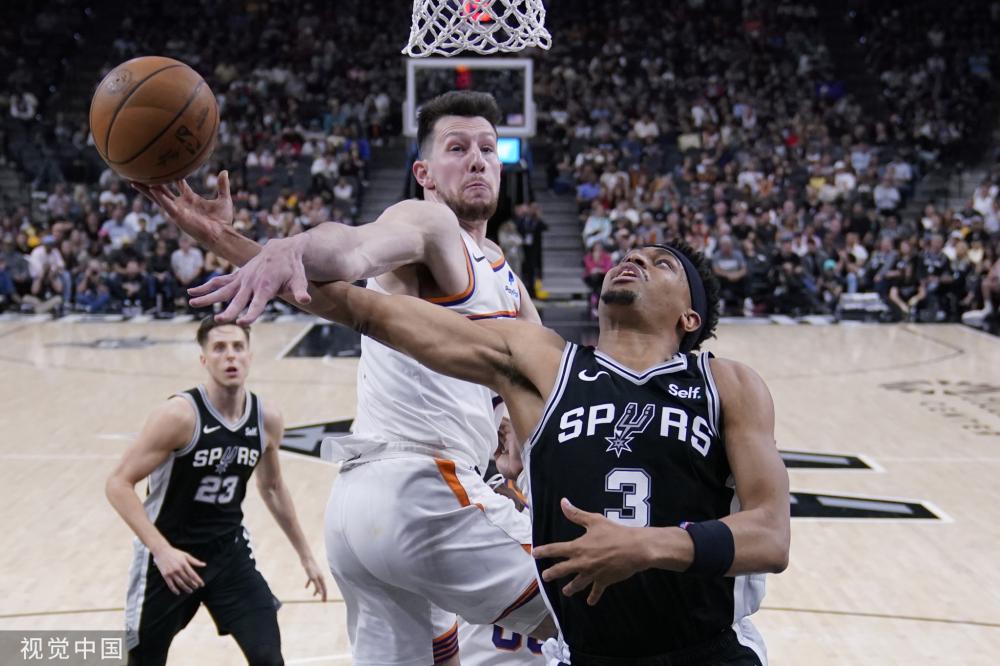 一名后卫在 一名后卫在